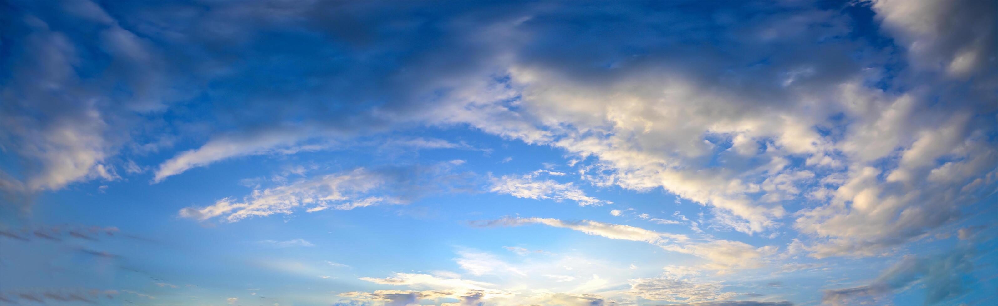 panorama cielo y nubes en la noche foto