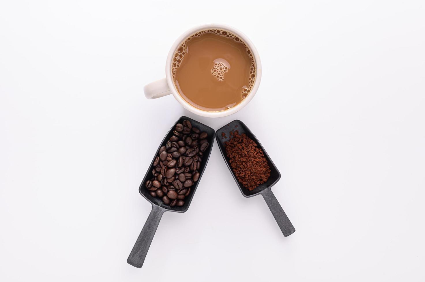 taza de café, café molido, taza de café, escena de fondo blanco foto