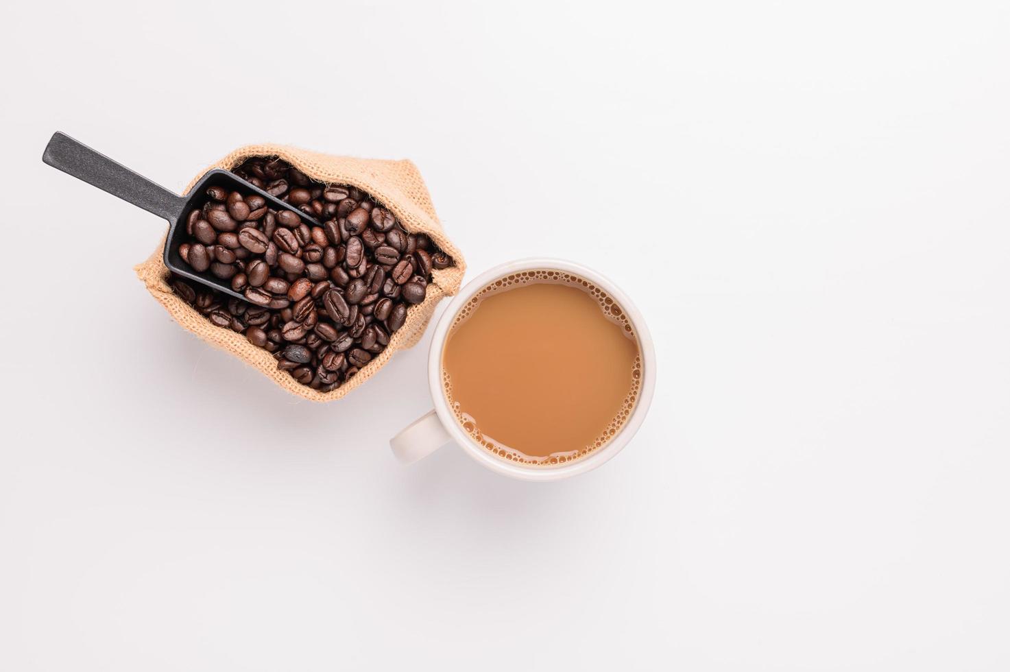 taza de café, granos de café, escena de fondo blanco foto