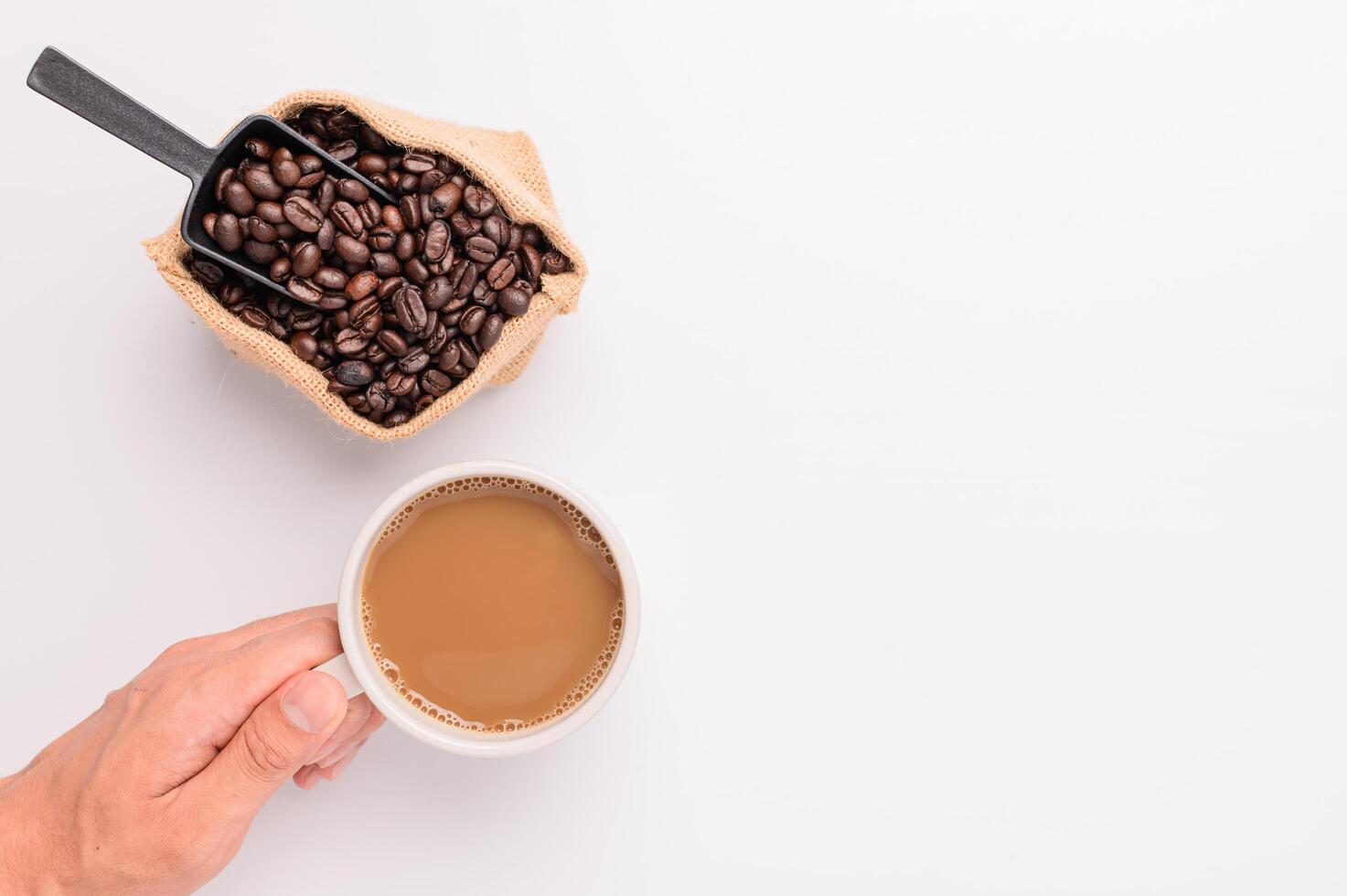 taza de café, granos de café, escena de fondo blanco foto