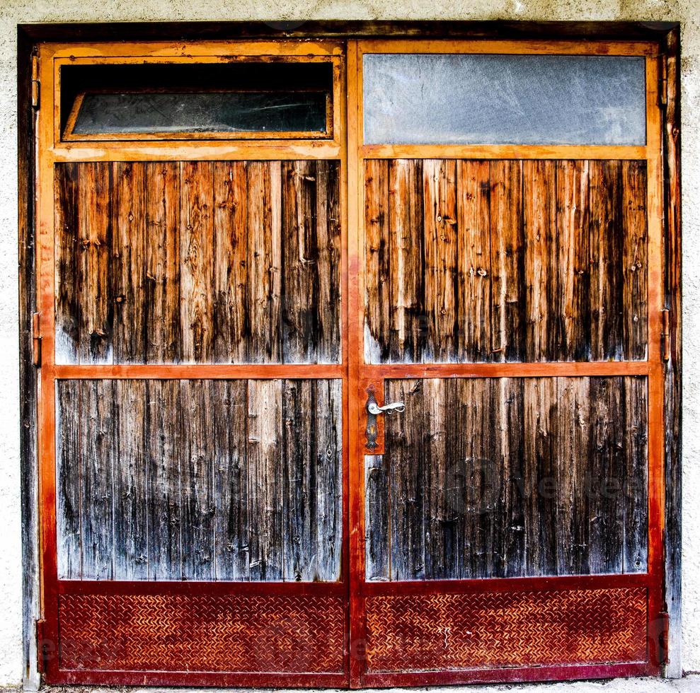 2021 05 15 puerta cortina de hierro y madera foto