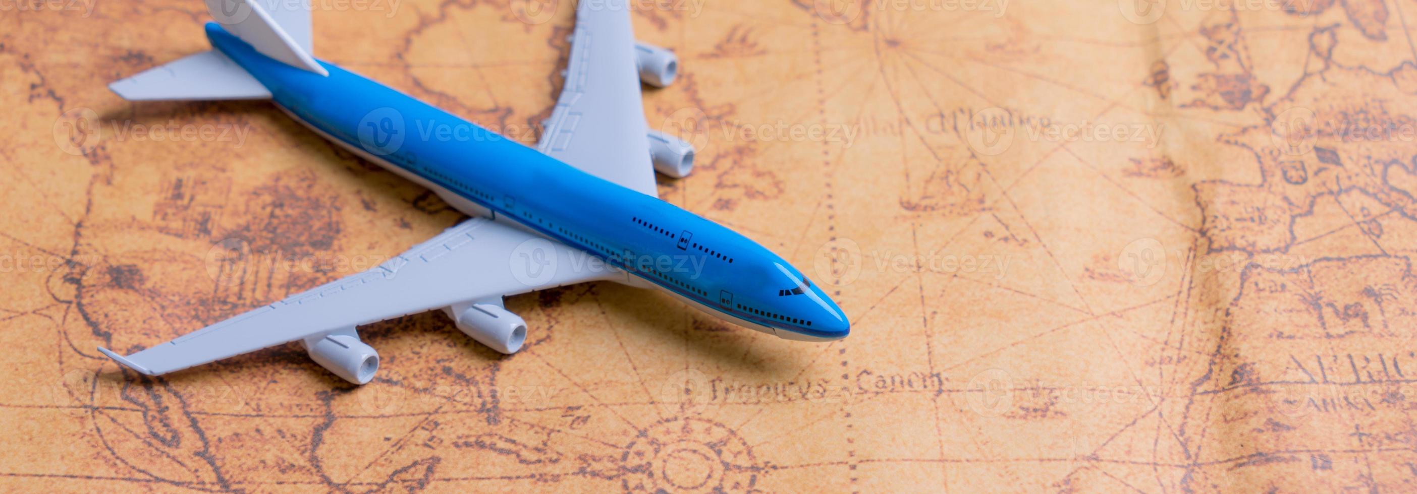 avión pequeño en el mapa para planificar un viaje de vacaciones y accesorios para viajar foto