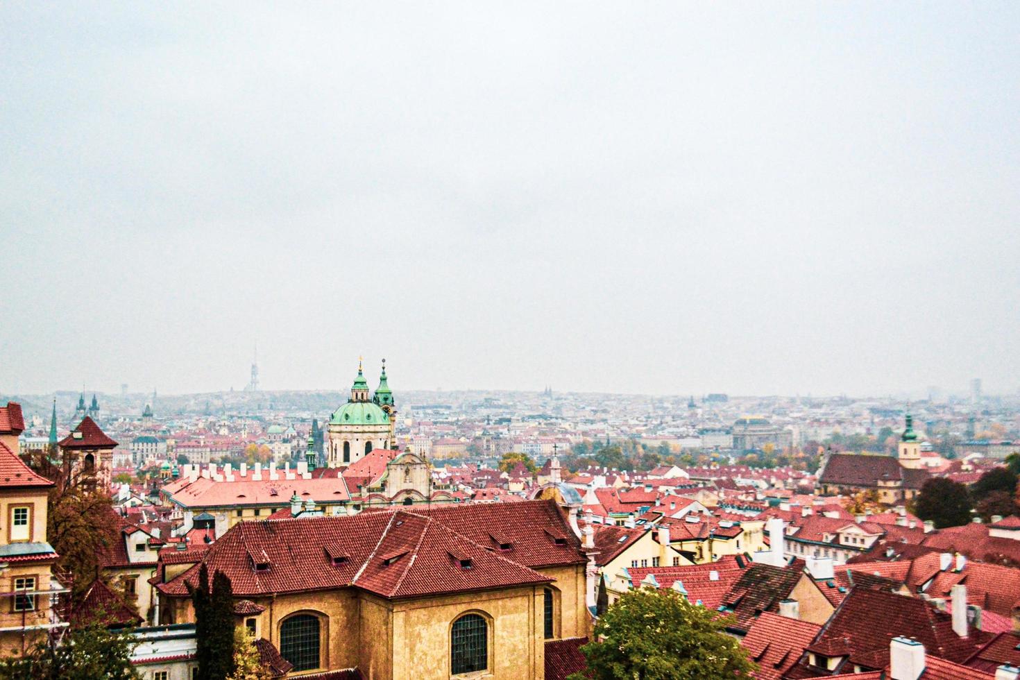 Un mar de techo rojo en Praga, República Checa, Europa foto