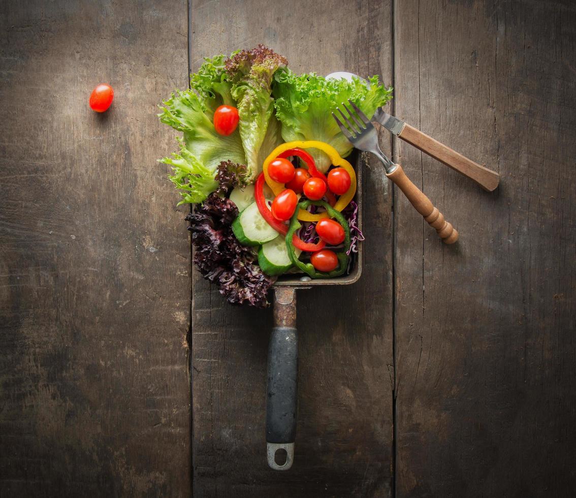 Vista superior de la ensalada de verduras es el desayuno saludable, tomates, lechuga foto