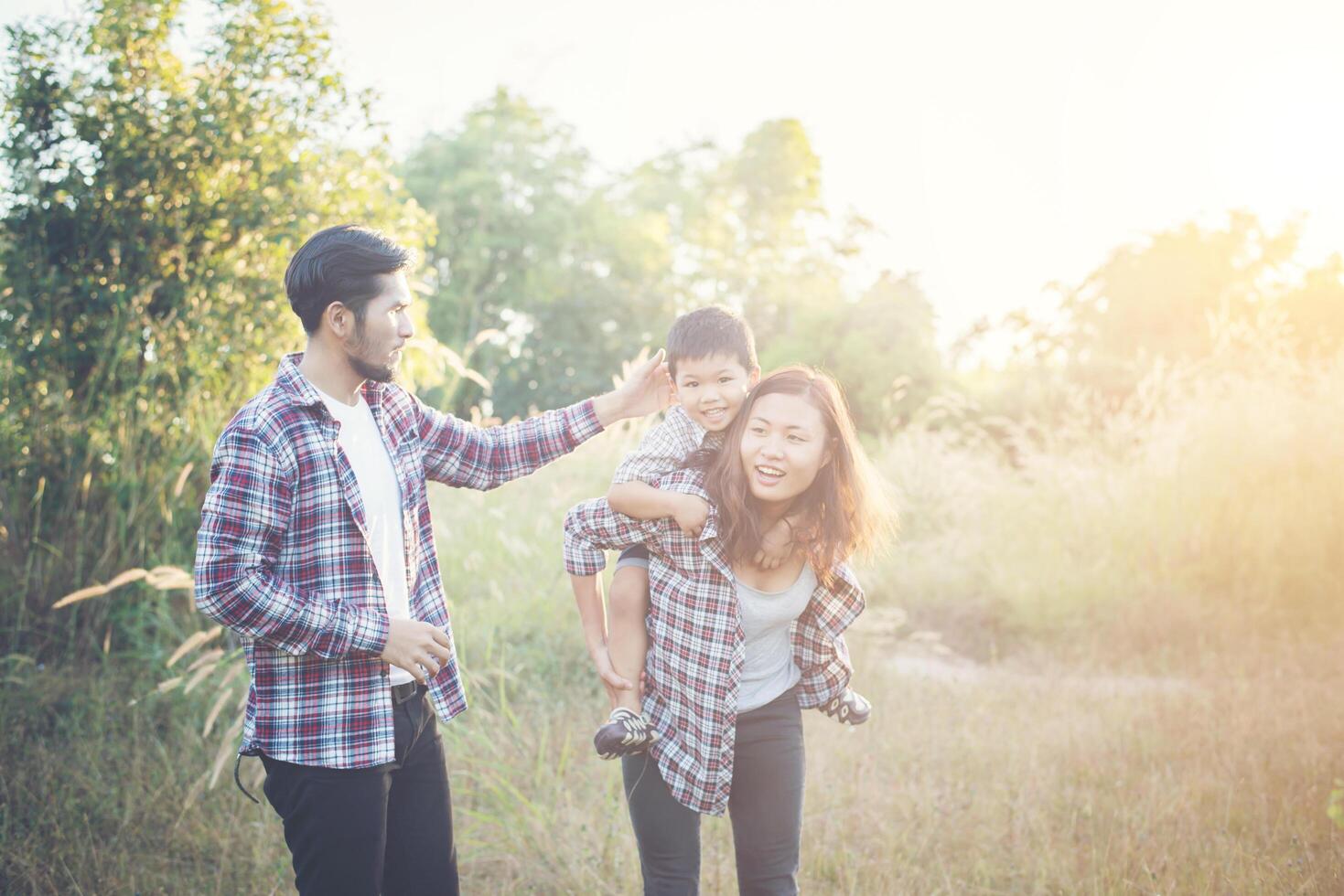 familia joven feliz pasar tiempo juntos afuera. concepto de amor familiar foto