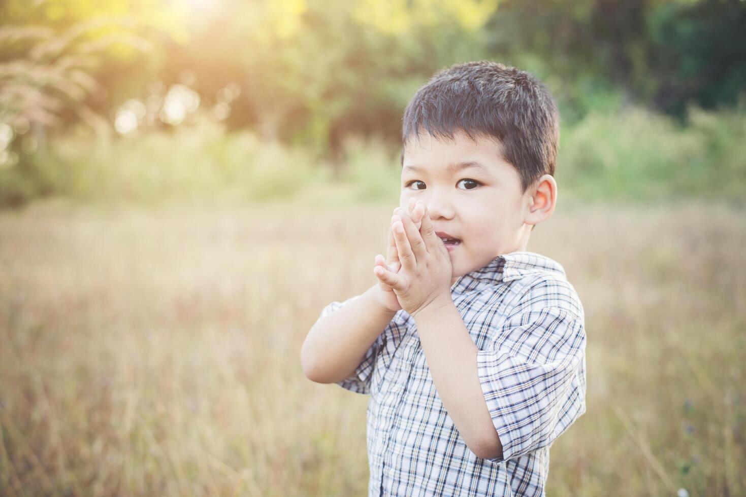 niño asiático feliz jugando al aire libre. lindo asiático. chico en el campo. foto