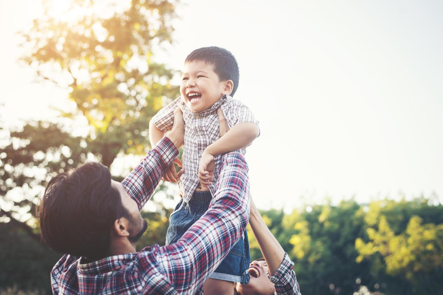 familia joven feliz pasar tiempo juntos afuera. concepto de amor familiar foto