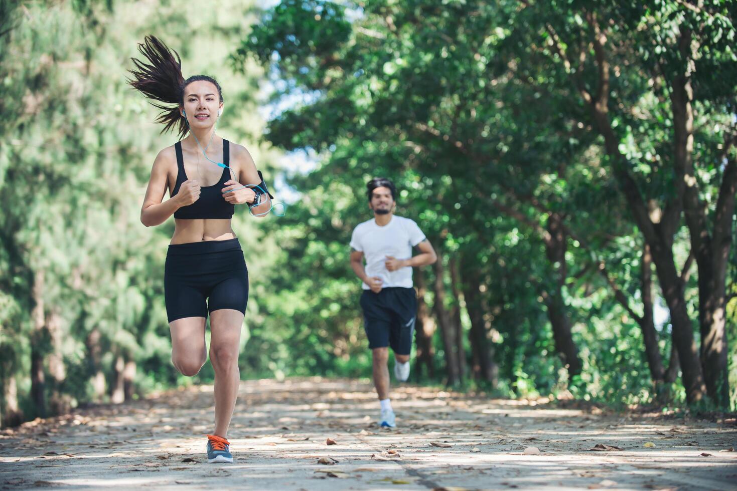 pareja joven corriendo en el parque. foto