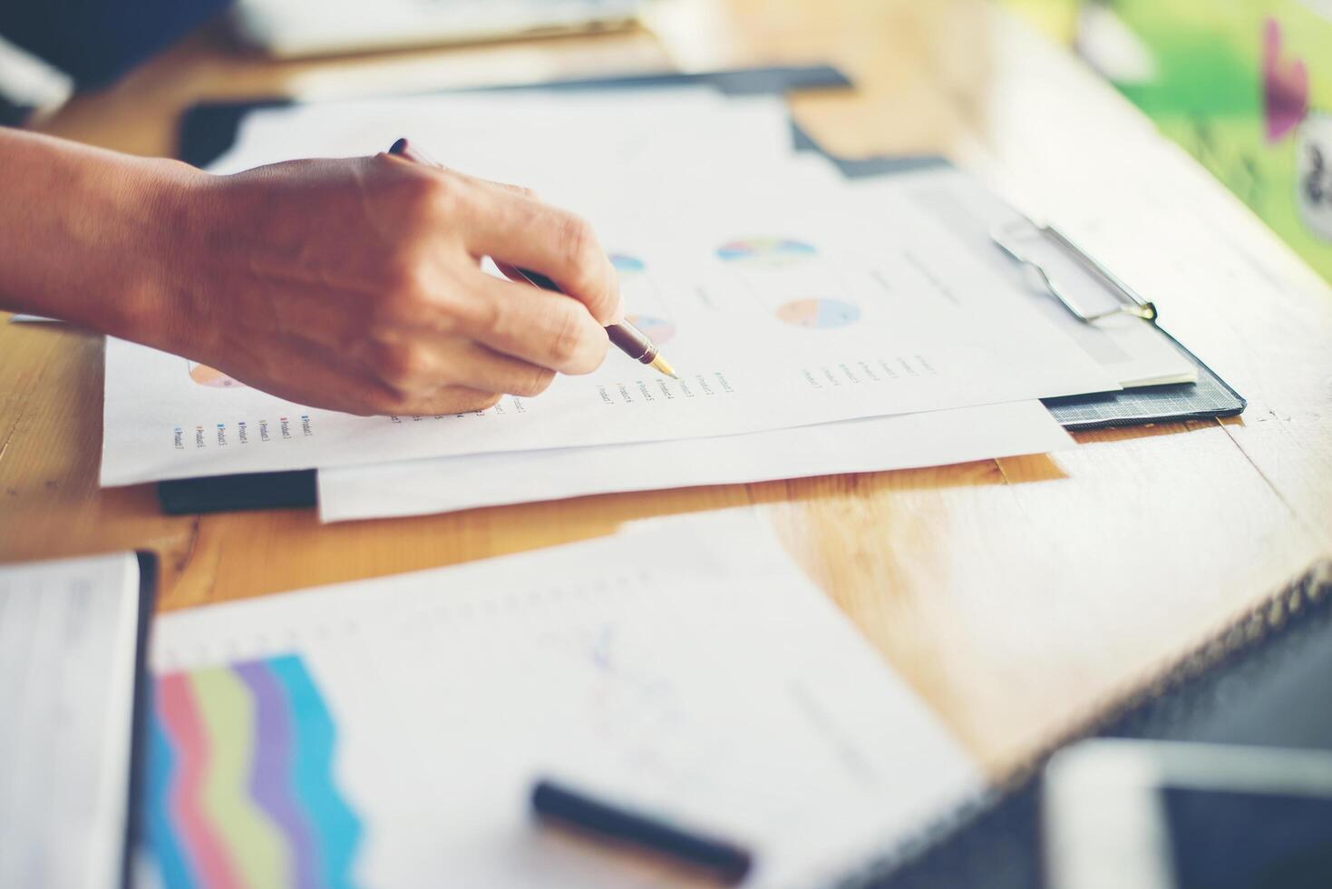 manos de mujer de negocios de equipo trabajando y sosteniendo el gráfico de negocios foto