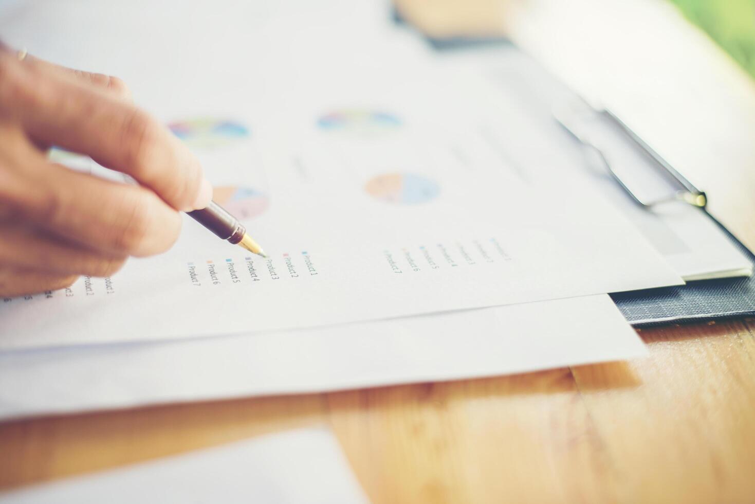 manos de mujer de negocios de equipo trabajando y sosteniendo el gráfico de negocios foto