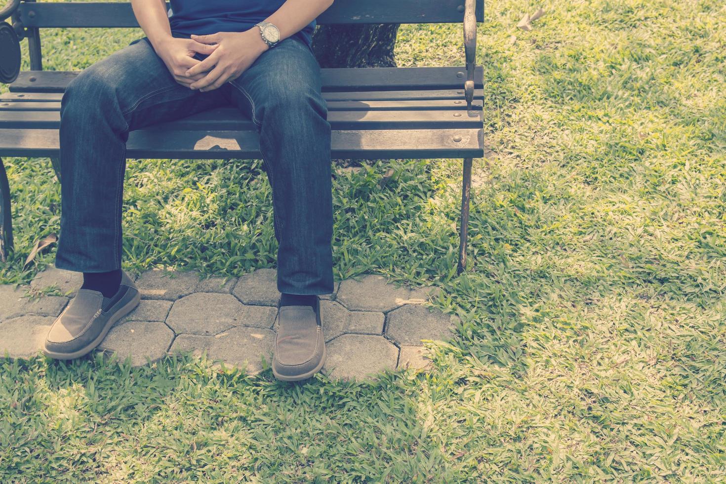 hombre triste sentado solo en el parque foto