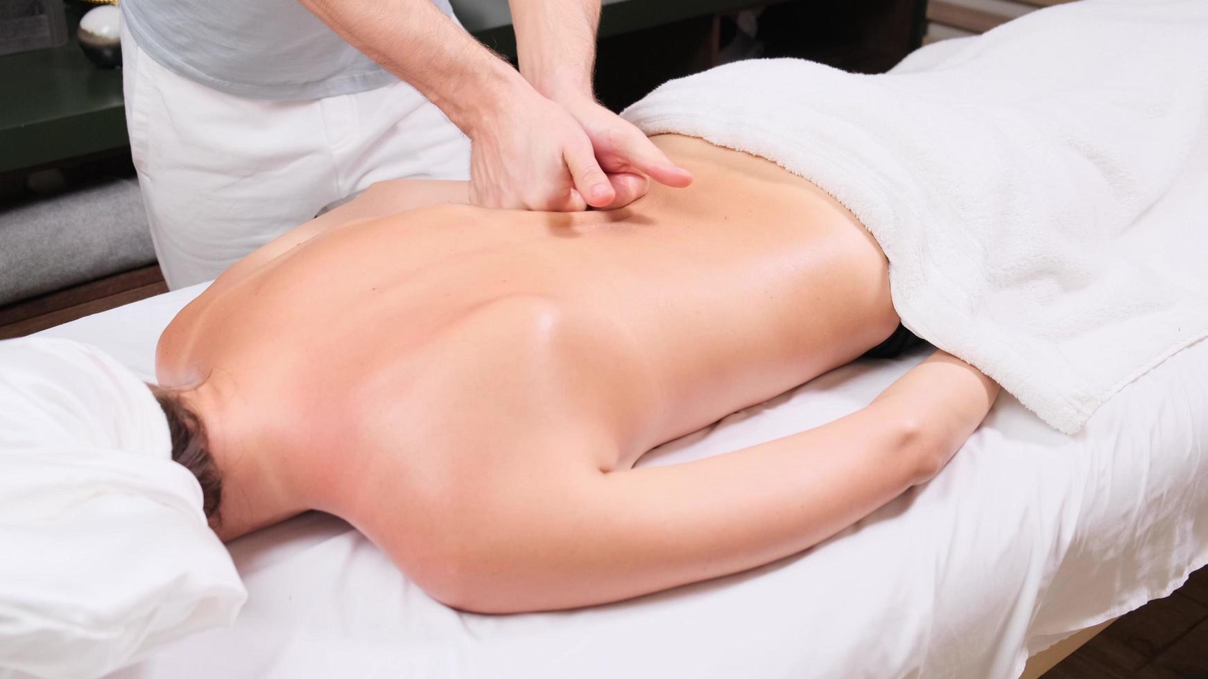 mujer recibiendo un masaje de espalda foto