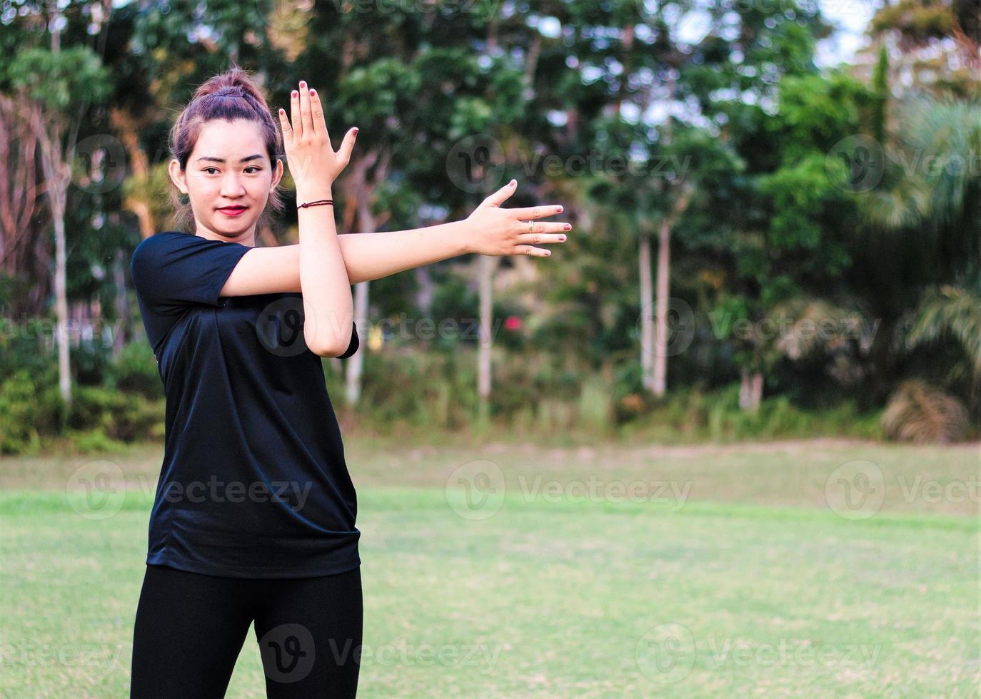 hermosa mujer asiática - yoga en el parque foto