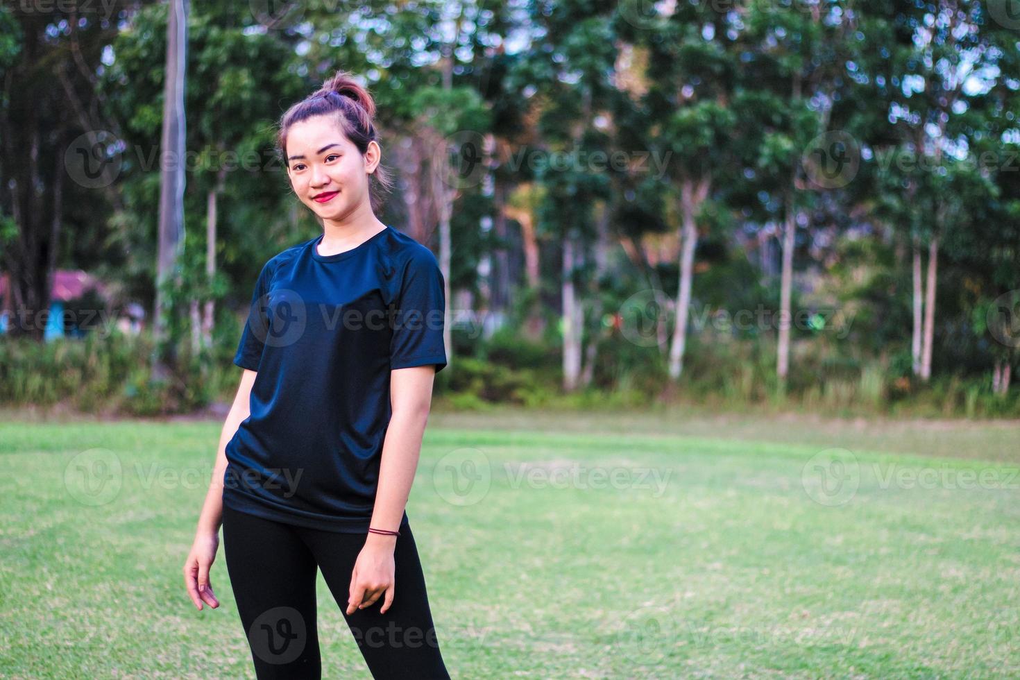 hermosa mujer asiática - yoga en el parque foto