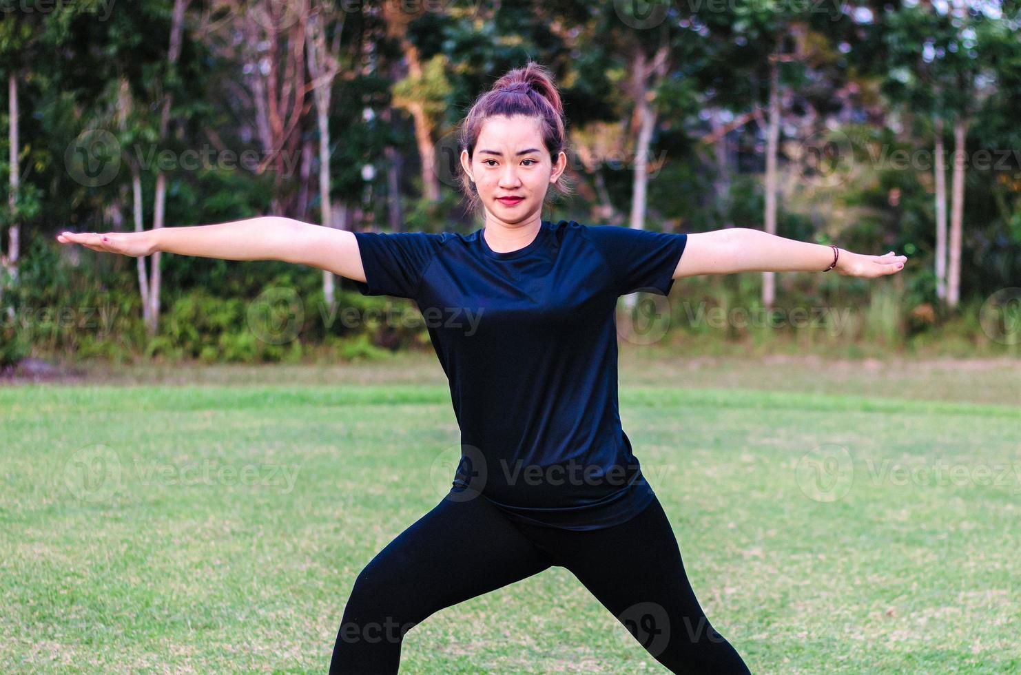 hermosa mujer asiática - yoga en el parque foto