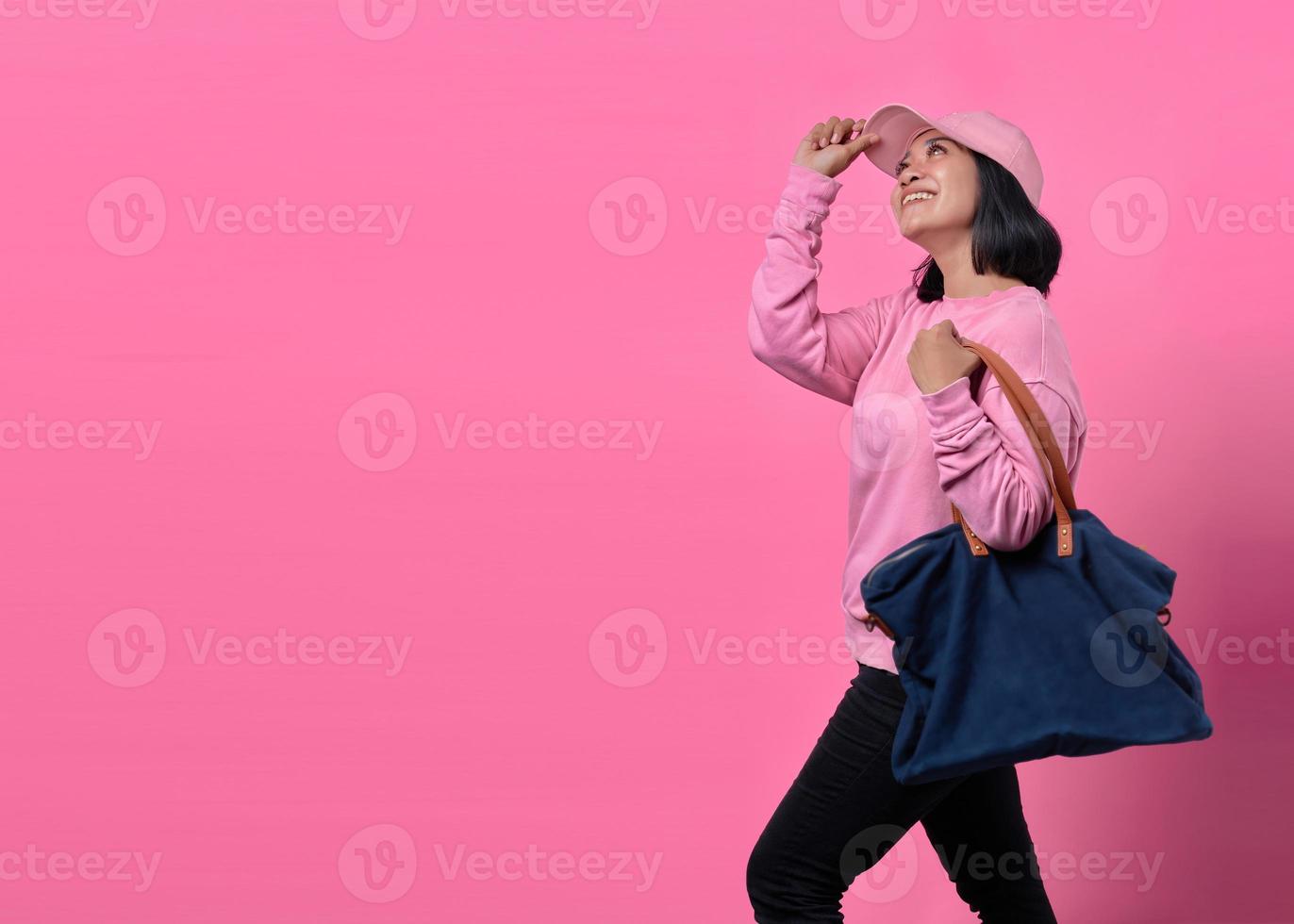 retrato, de, feliz, joven, mujer asiática, tenencia, bolsa, mientras, compras foto