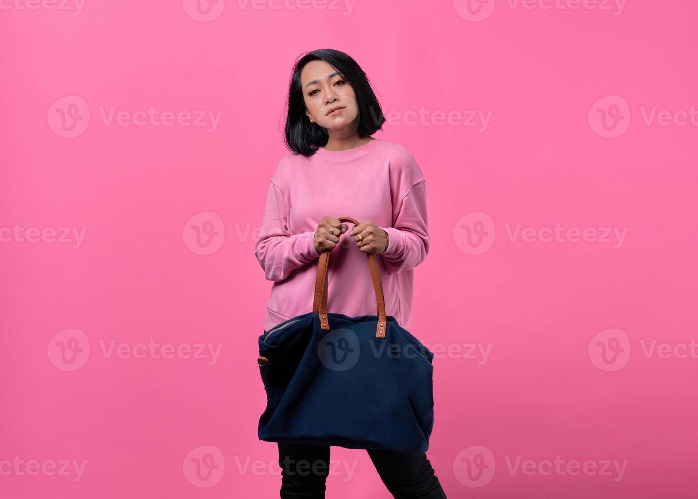 retrato, de, joven, mujer asiática, tenencia, bolsa, mientras, compras foto