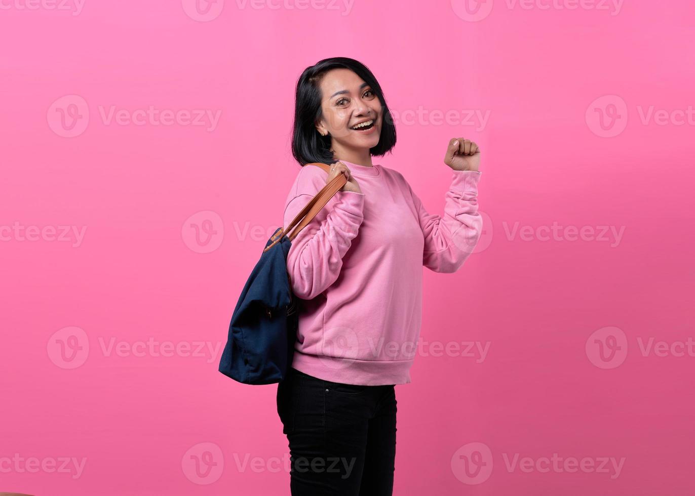 retrato, de, feliz, joven, mujer asiática, tenencia, bolsa, mientras, compras foto