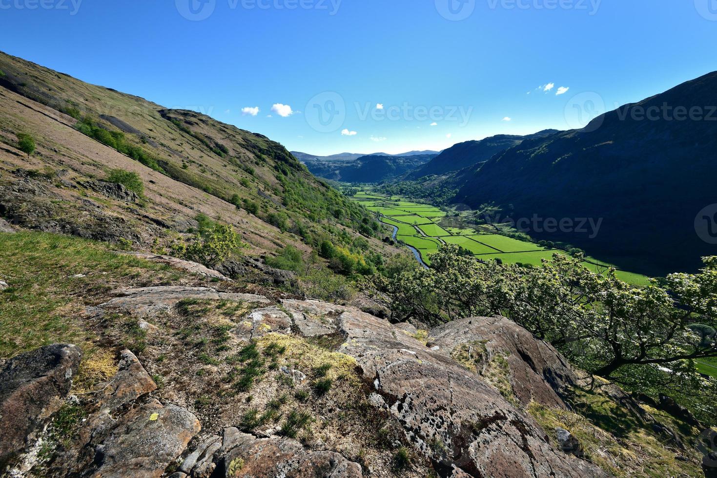 los campos verdes del valle de seathwaite foto