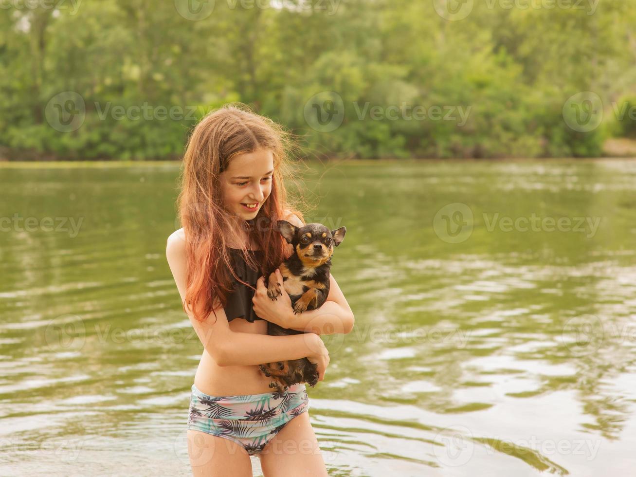 adolescente y perro chihuahua por el río. foto