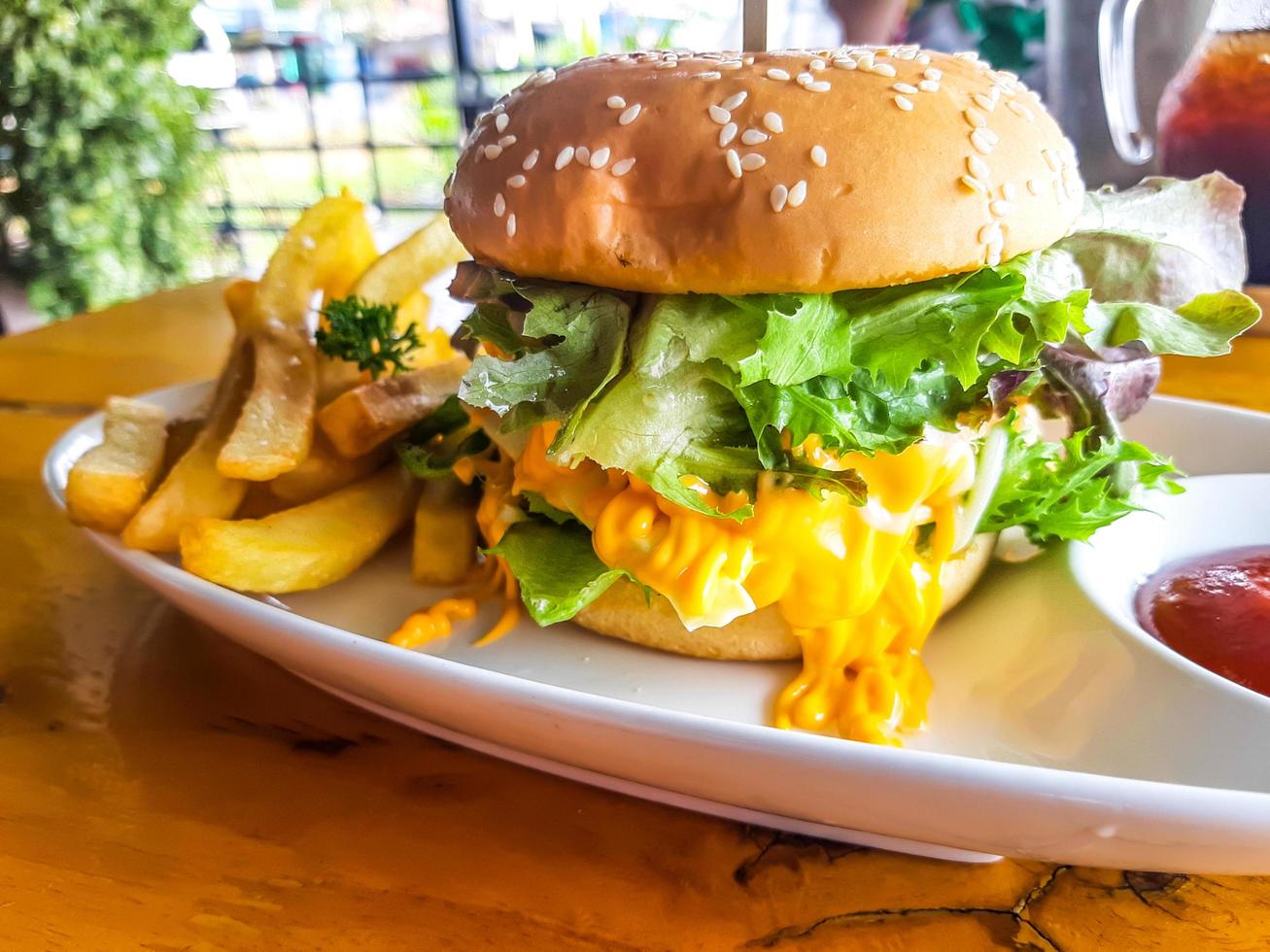 hamburguesa con queso sabrosa y apetitosa hamburguesa foto