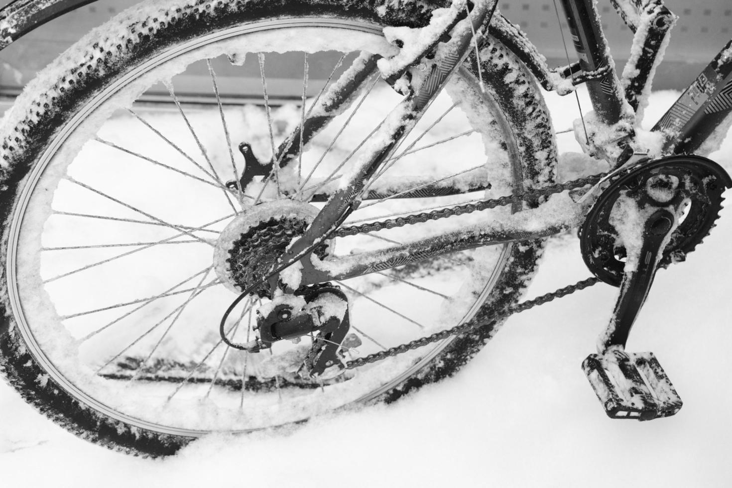 Rueda de bicicleta en la nieve y el hielo en el frío invierno de cerca foto