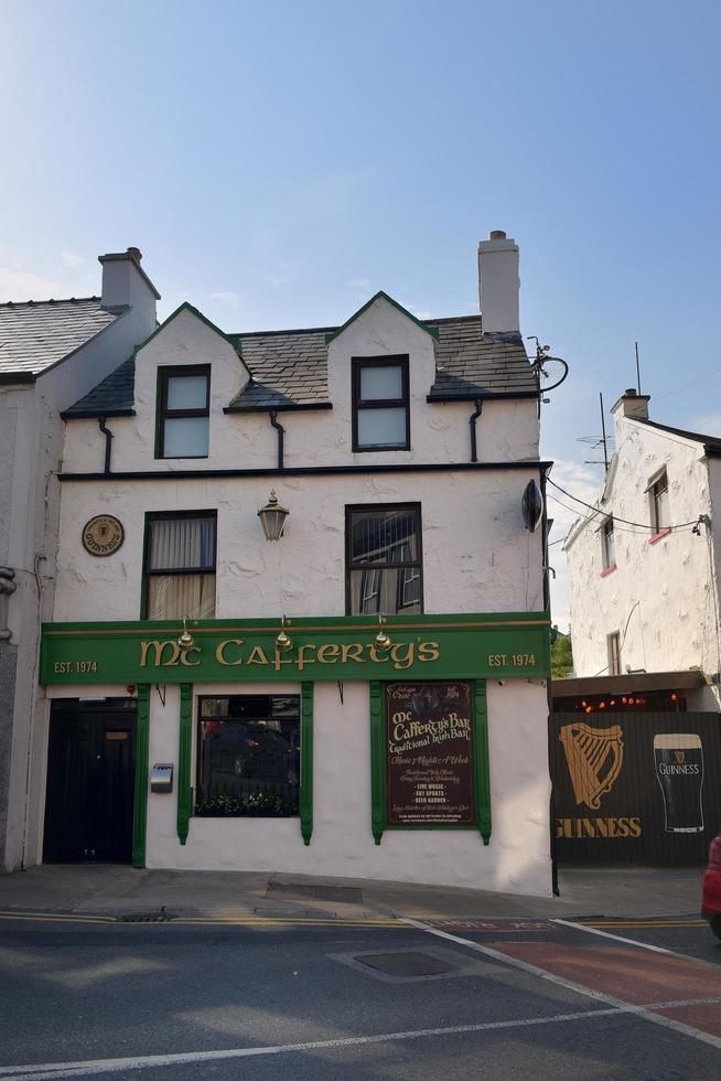 donegal, irlanda - 17 de mayo de 2019, pubs de mccaffereg y sonny mcswine uno al lado del otro foto