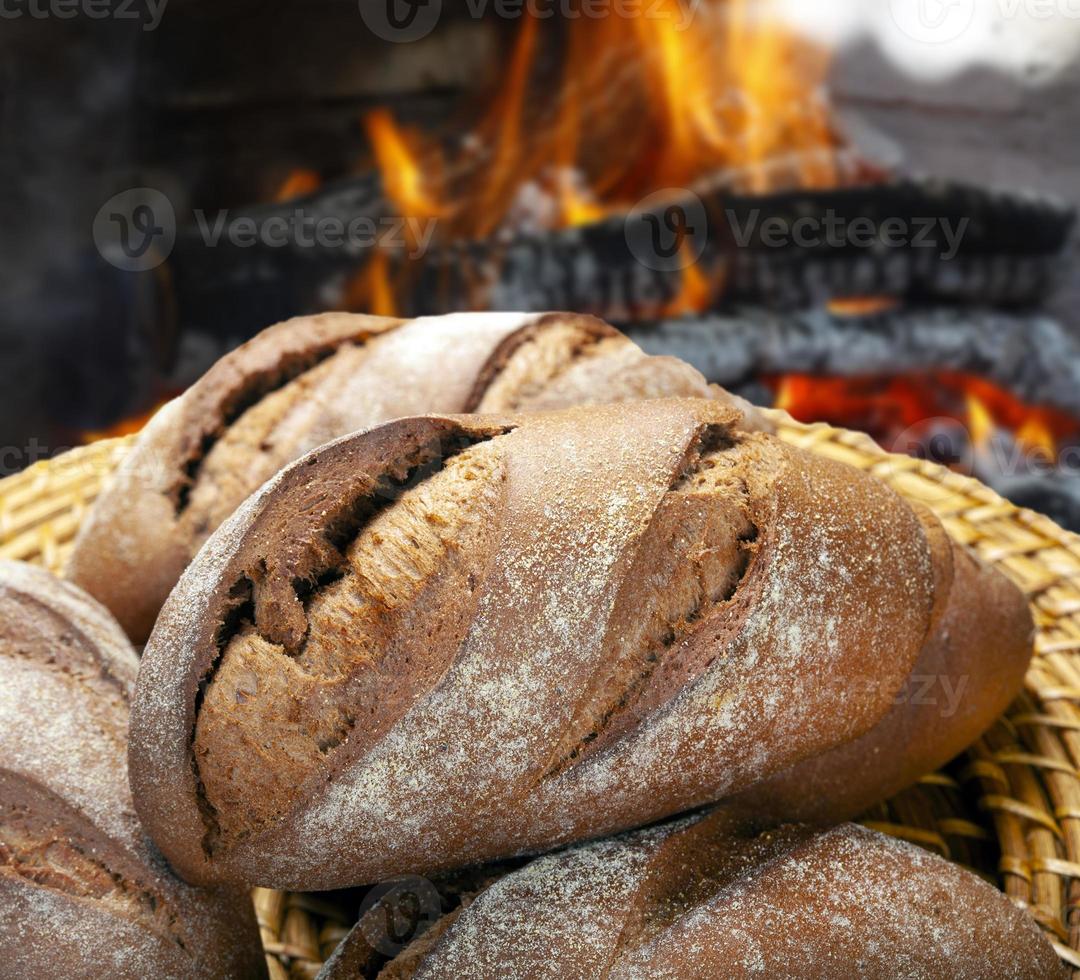 canasta de pan horneado en un horno de leña foto