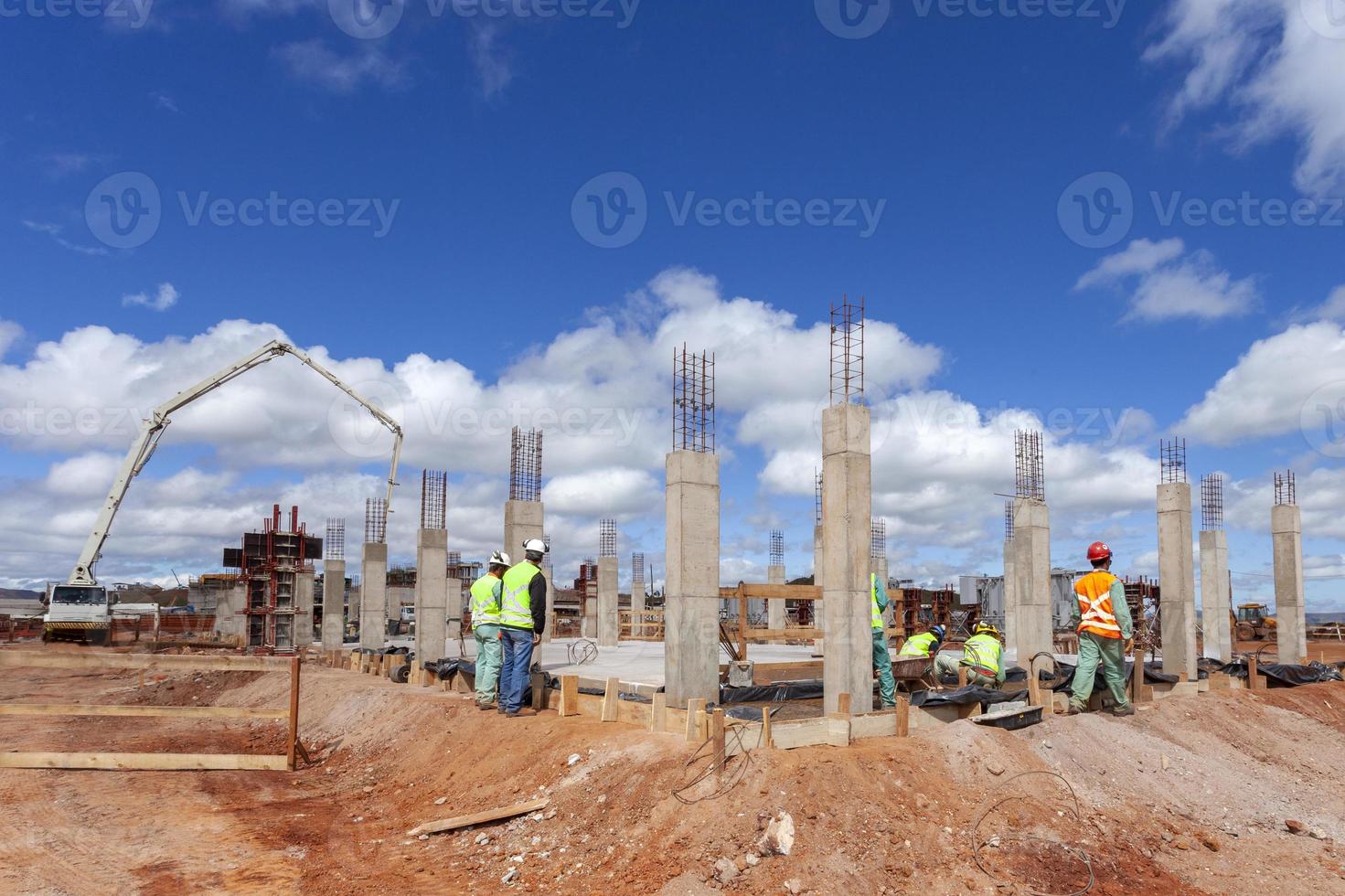 trabajadores que trabajan en el sitio de construcción. foto