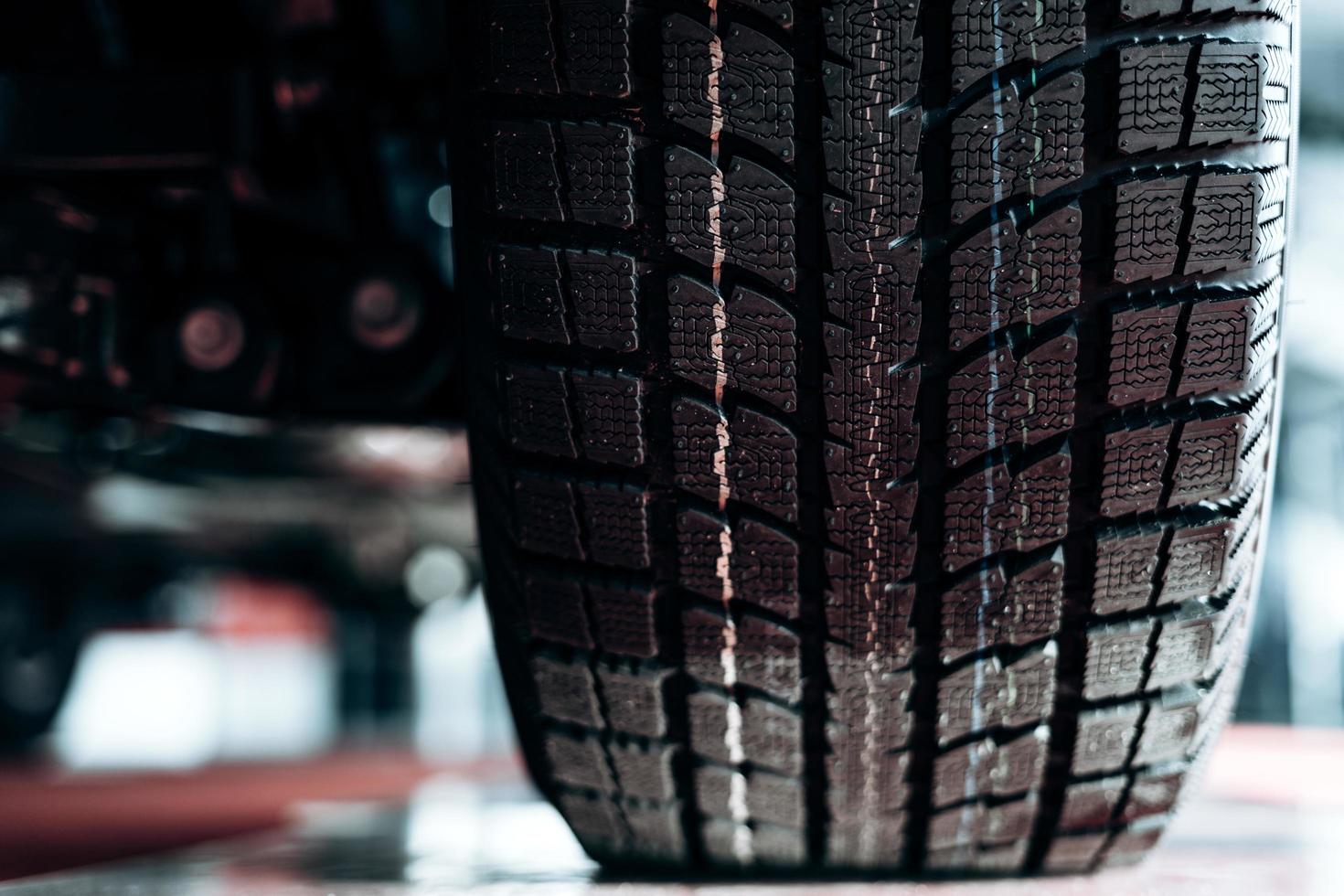 Imagen cercana de rueda de coche con neumático de caucho negro foto