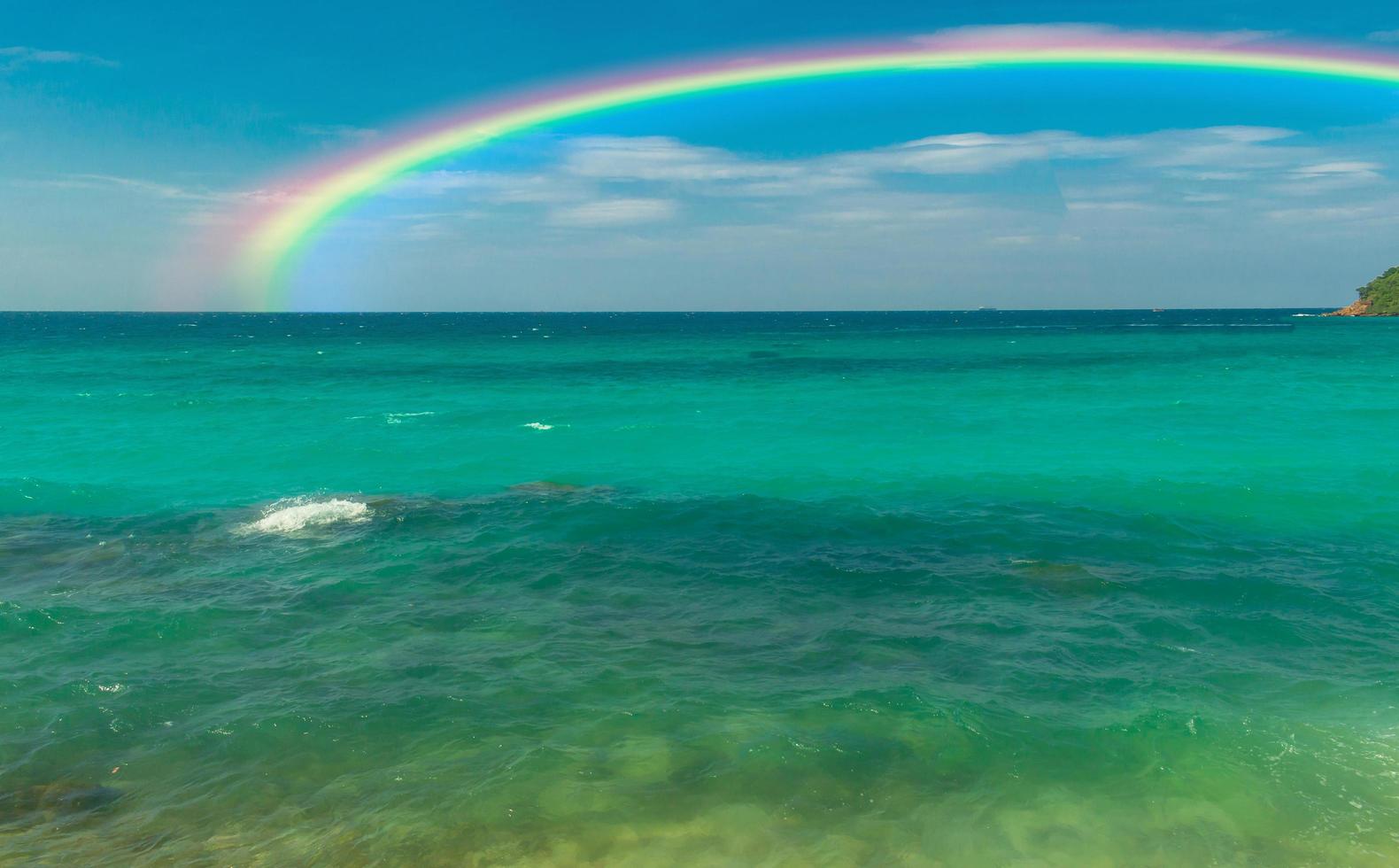 hermosa playa y arcoiris foto