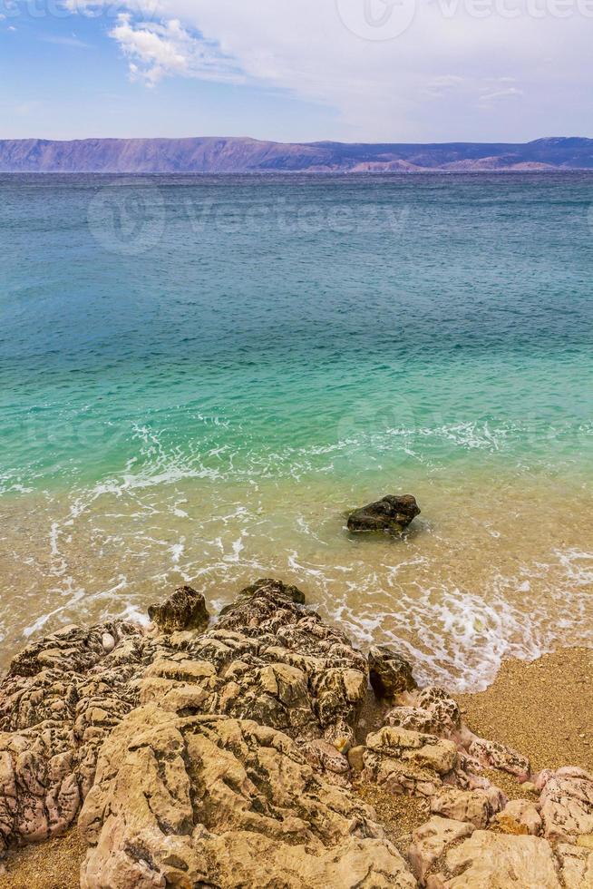 maravillosa playa de arena y rocas y paseo marítimo novi vinodolski croacia. foto