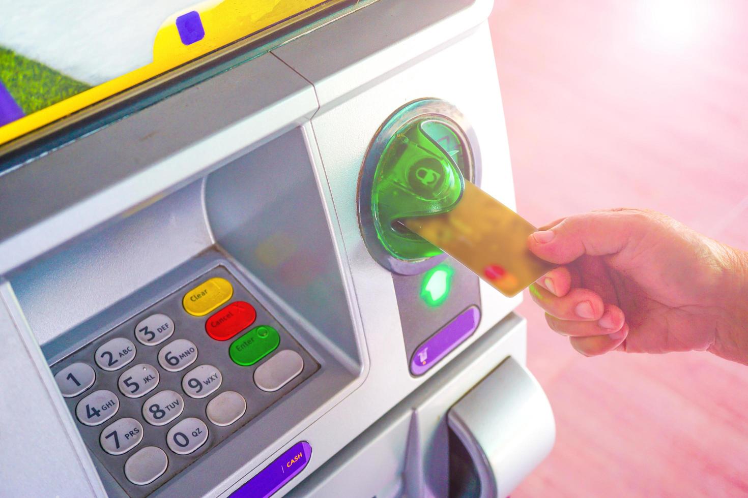 use la tarjeta de crédito en el cajero automático para usar dinero en el banco foto