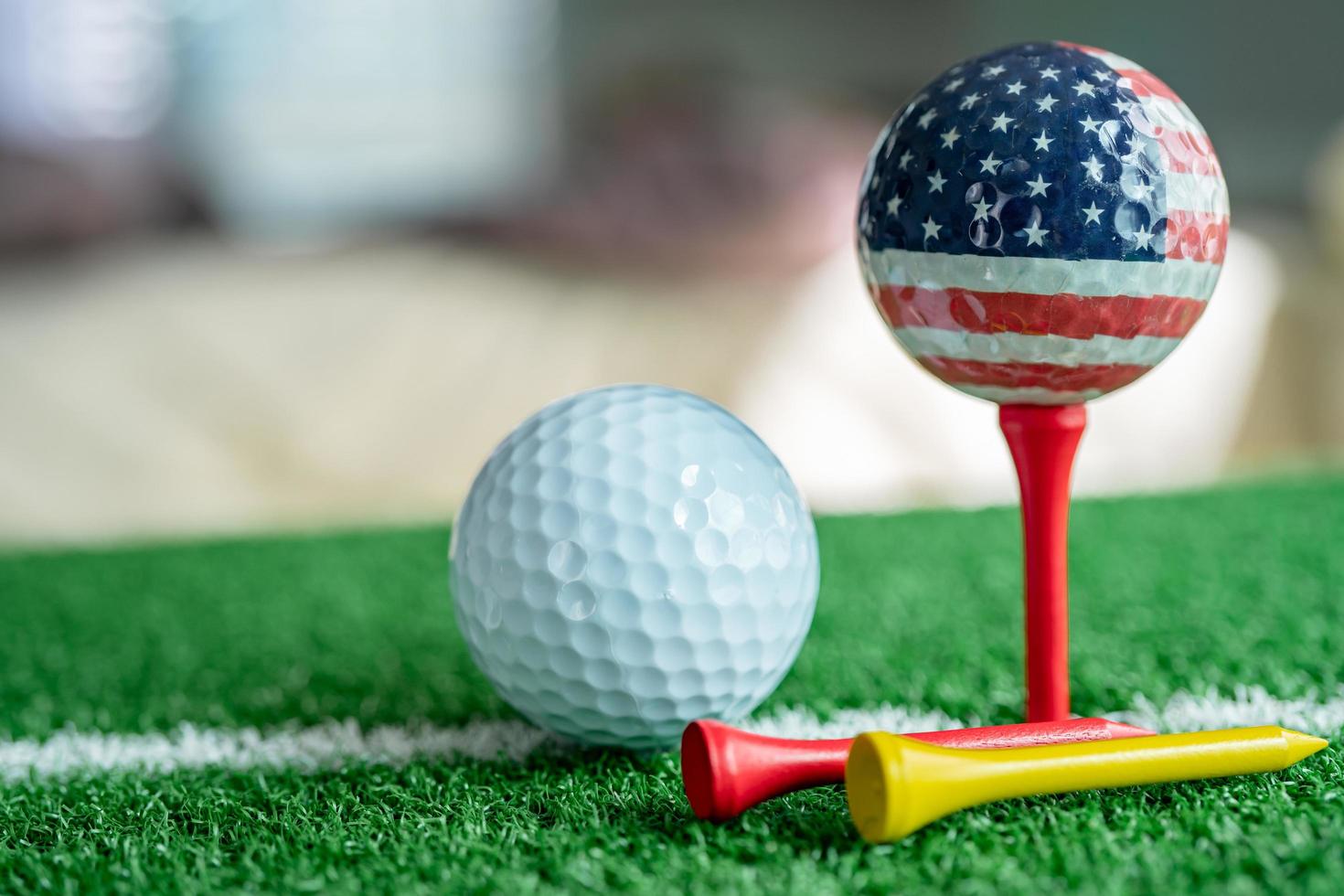 Globo de golf, bola del mundo con la bandera de Estados Unidos sobre césped verde foto