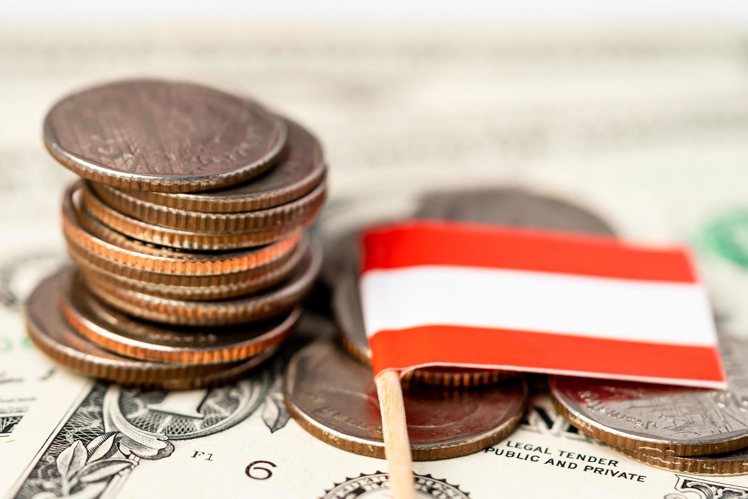 Pila de monedas con la bandera de Austria sobre fondo blanco. foto