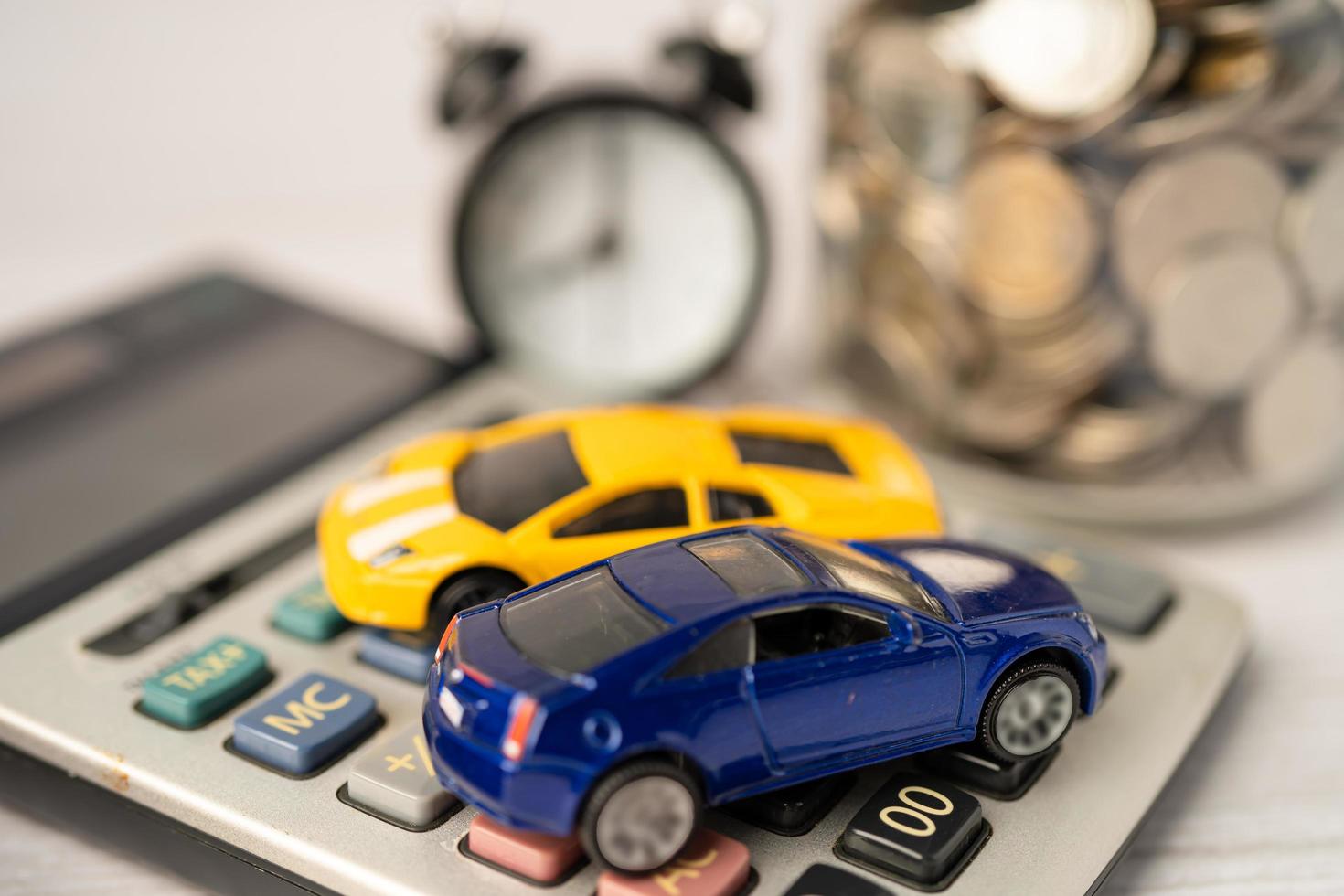 coche y reloj despertador en monedas, préstamo de coche foto