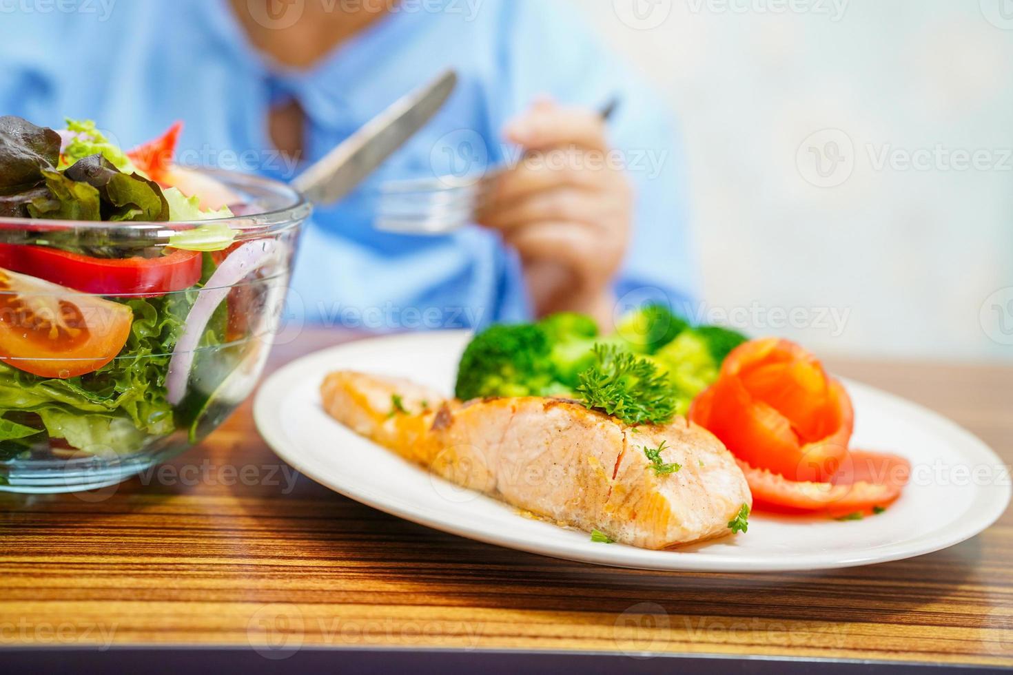 Paciente mujer mayor asiática desayunar en el hospital foto