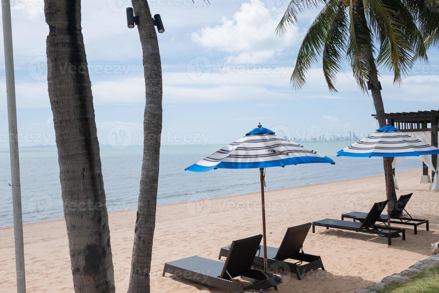 sombrilla de playa, tiempo de relax, vacaciones en familia foto