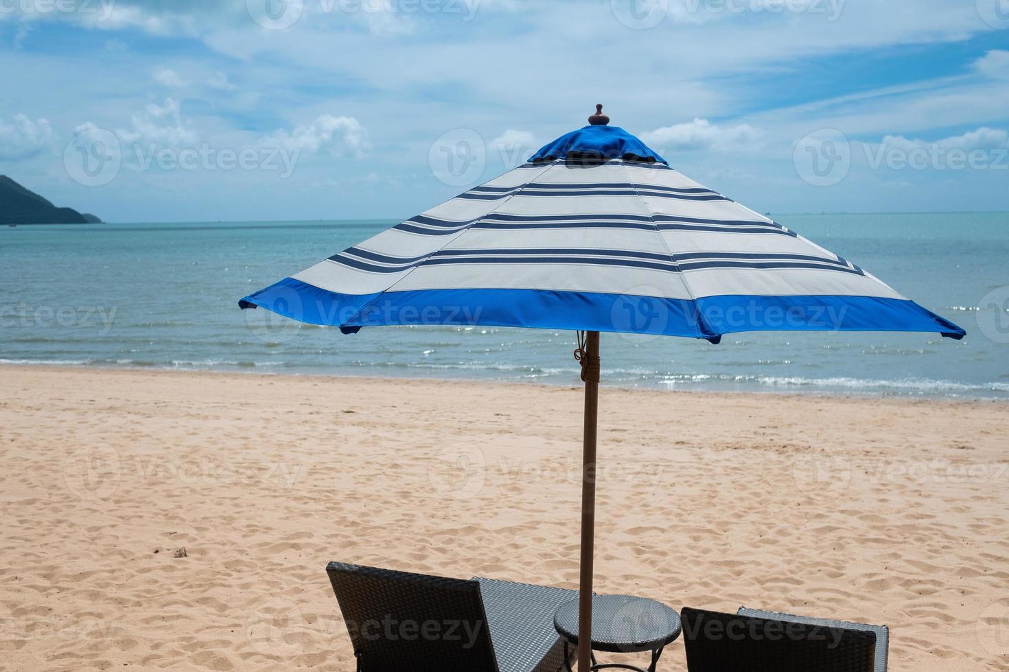 sombrilla de playa, tiempo de relax, vacaciones en familia foto