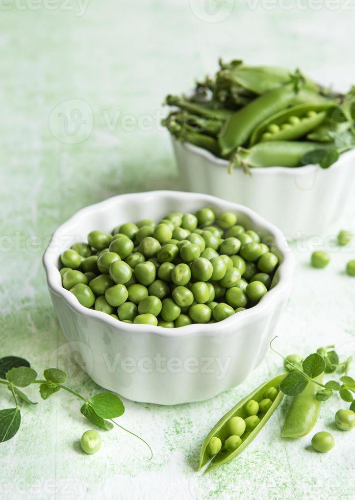 vainas de guisantes verdes frescos y guisantes verdes con brotes foto