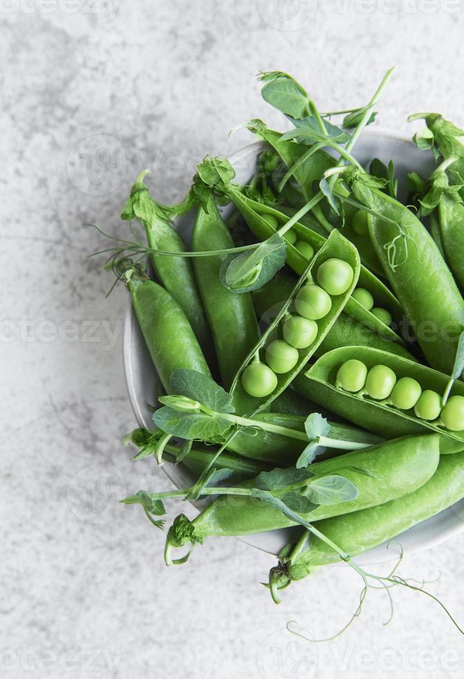 vainas de guisantes verdes frescos y guisantes verdes con brotes foto