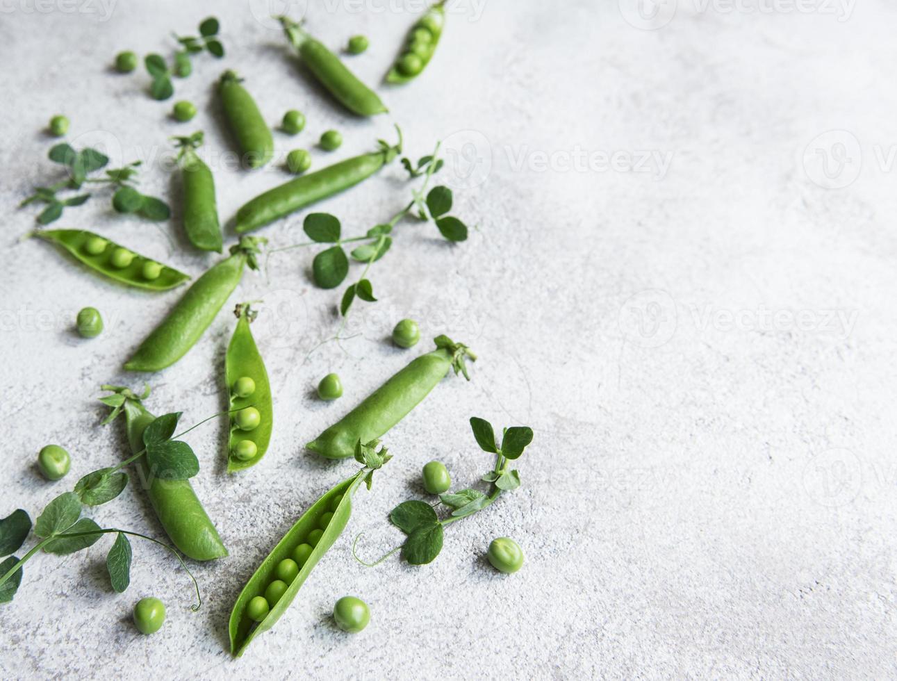 vainas de guisantes verdes frescos y guisantes verdes con brotes foto