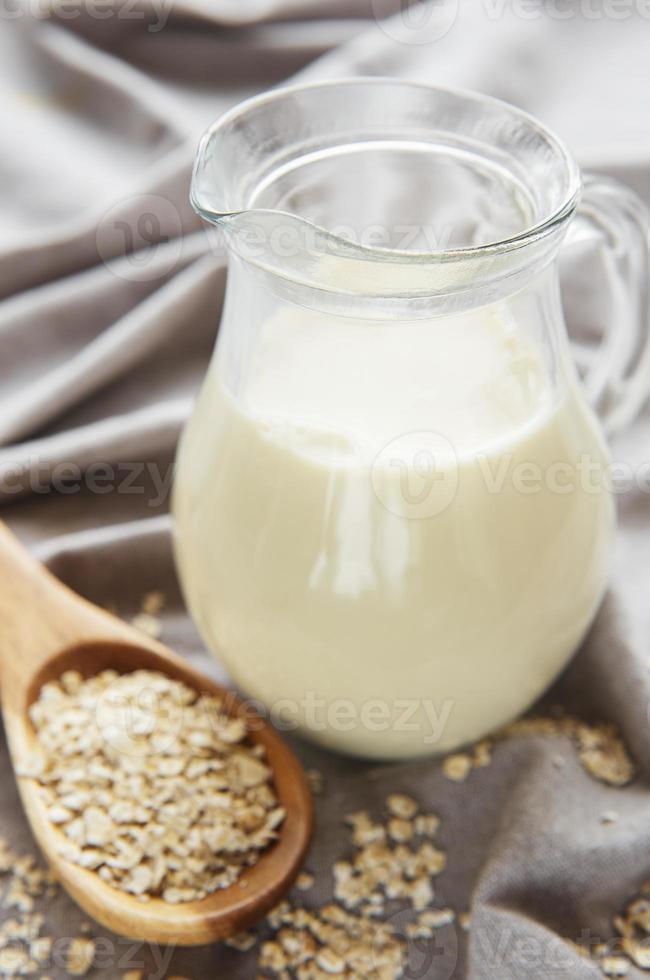 leche de avena vegana, leche alternativa no láctea foto