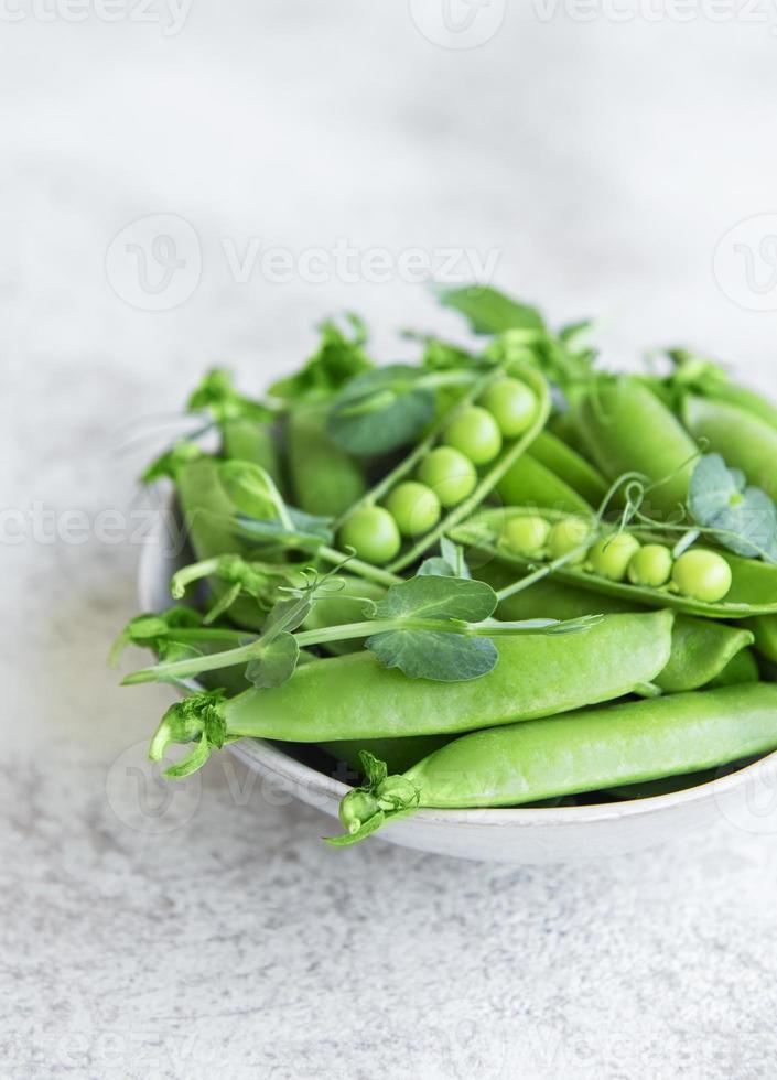 vainas de guisantes verdes frescos y guisantes verdes foto