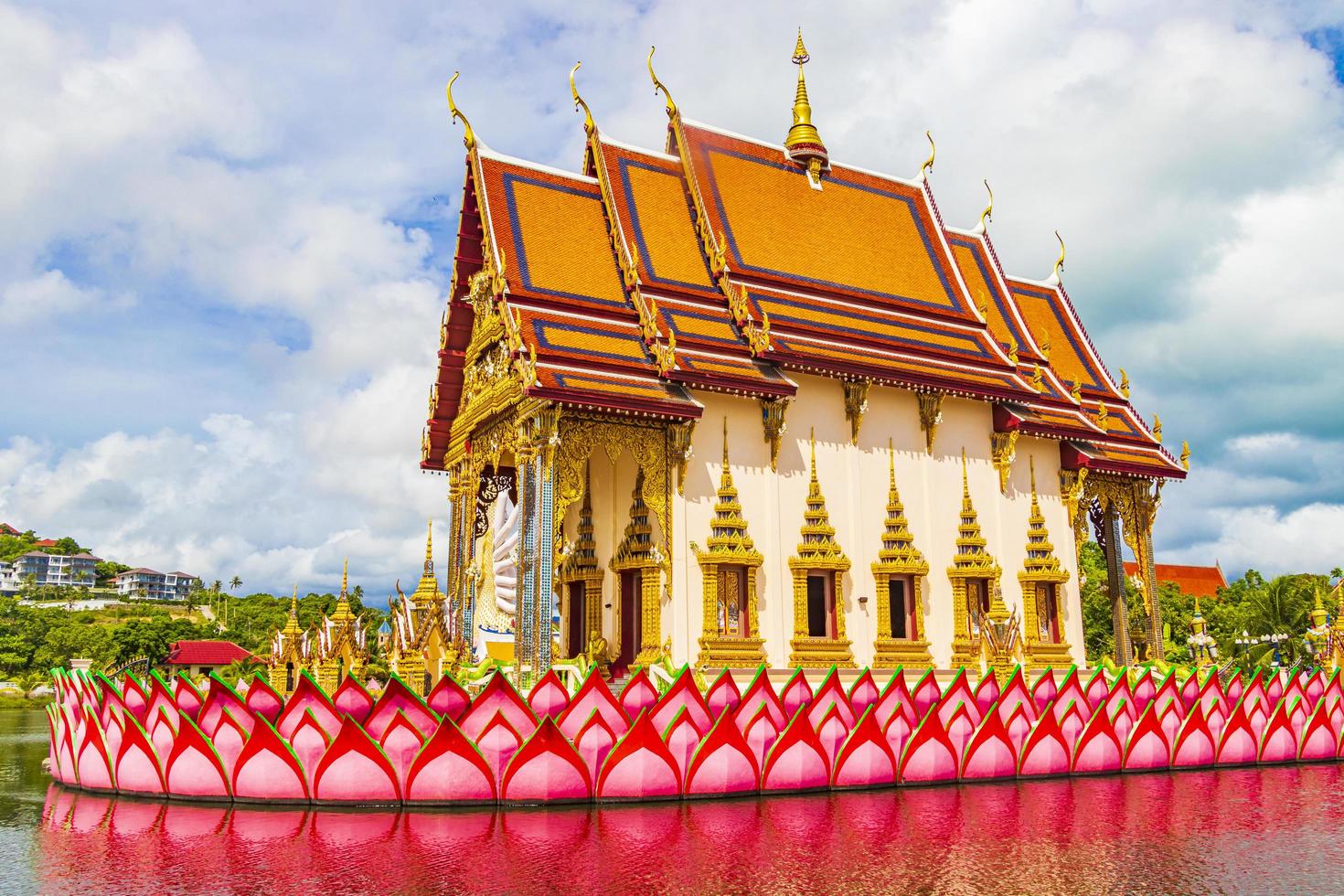 Arquitectura colorida, lago y estatuas en el templo Wat Plai Laem en la isla de Koh Samui, Tailandia foto