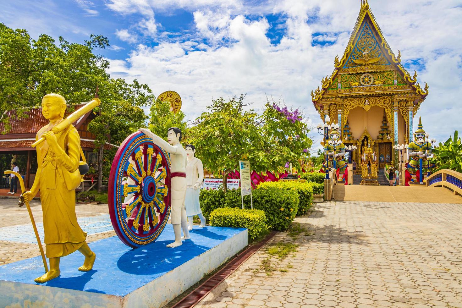 Arquitectura colorida en el templo Wat Plai Laem, en la isla de Koh Samui, Tailandia, 2018 foto