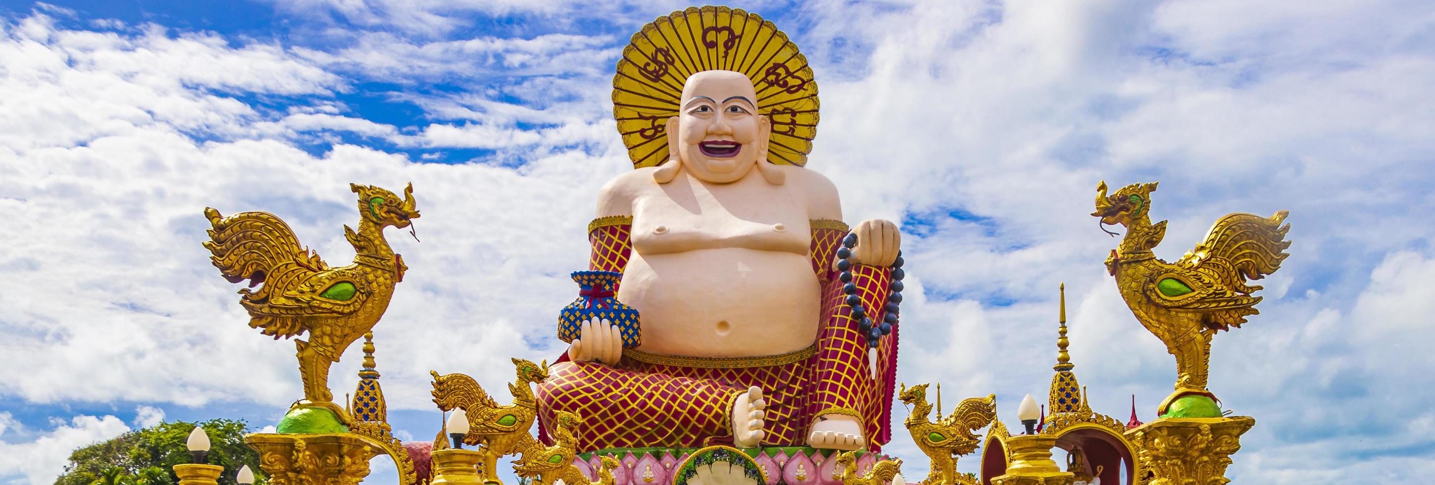 Colorida estatua de Buda gordo en el templo Wat Plai Laem en la isla de Koh Samui, Tailandia, 2018 foto