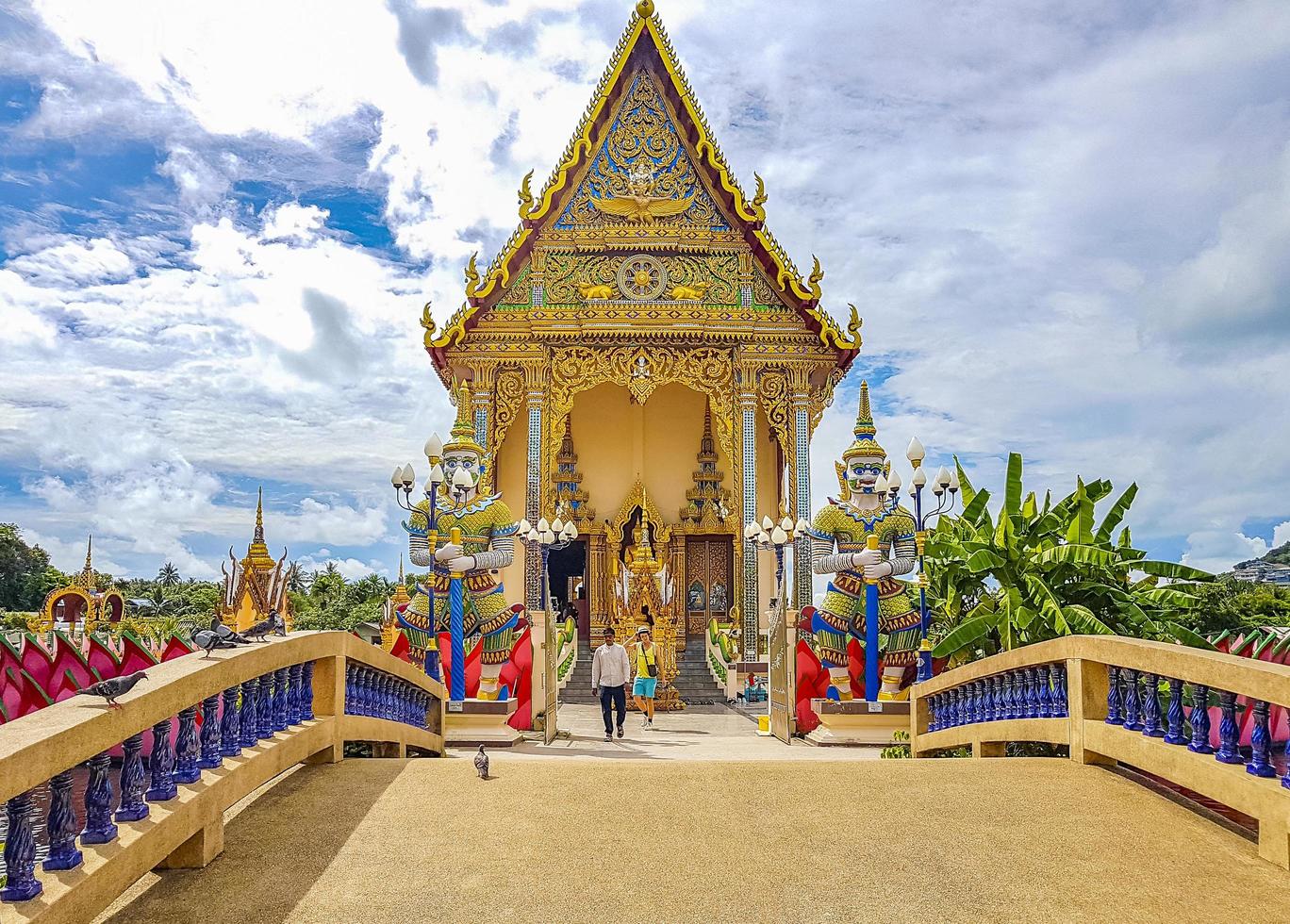 Arquitectura colorida en el templo Wat Plai Laem en la isla de Koh Samui, Tailandia, 2018 foto