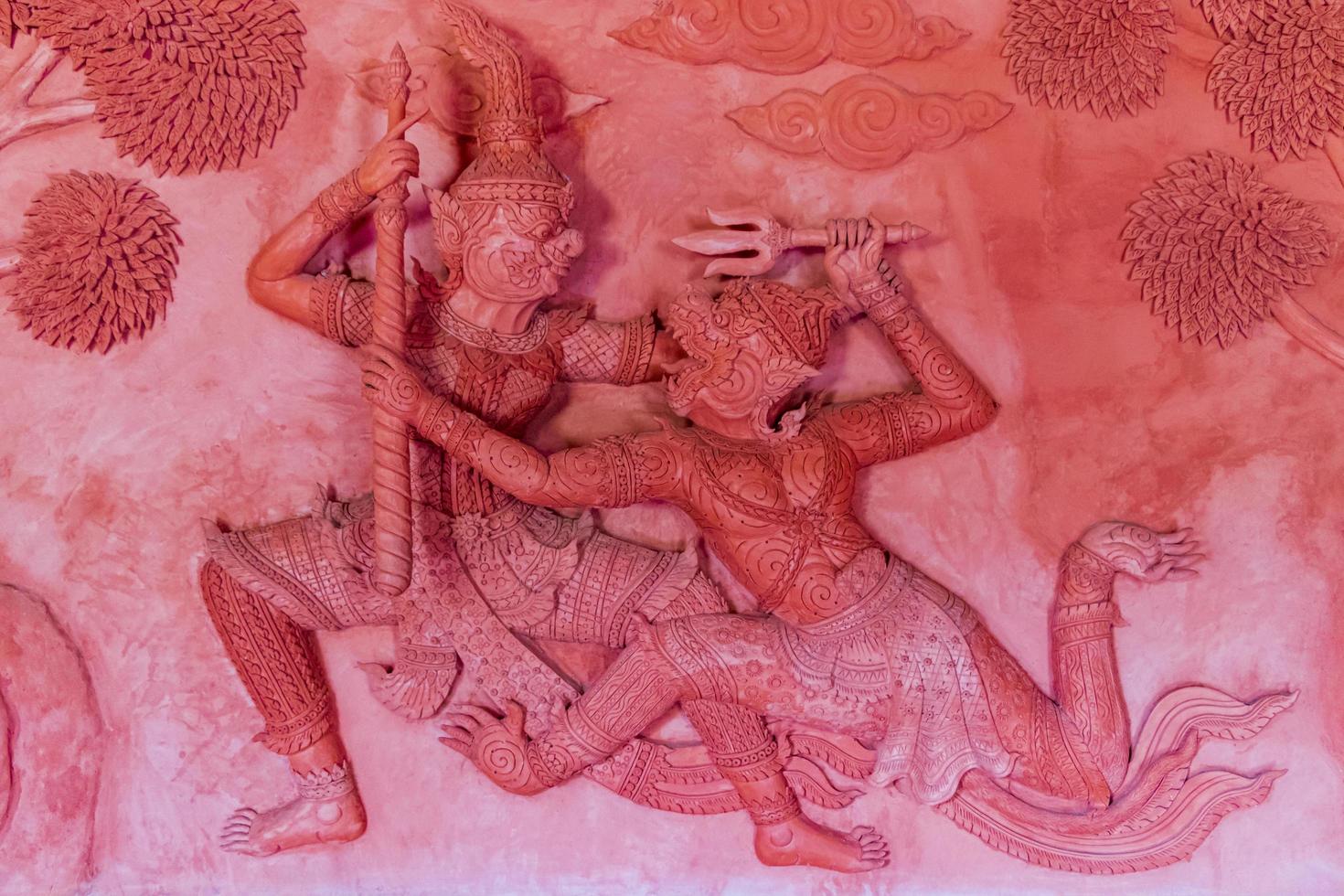 Lucha contra las esculturas de la pared en Wat Sila Ngu, el templo rojo en Koh Samui en Tailandia foto