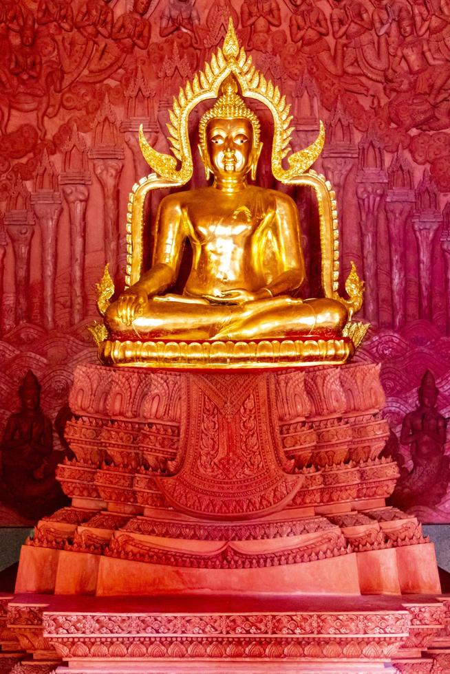 Buda de oro en Wat Sila Ngu, el templo rojo, en Koh Samui, Tailandia foto